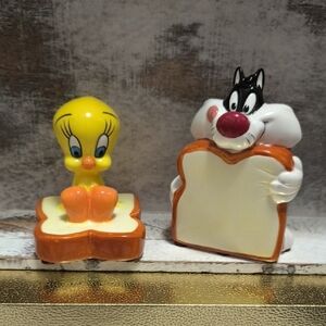 NIB Vintage 1997 Warner Bros. Tweety & Sylvester Salt & Pepper Shaker Set